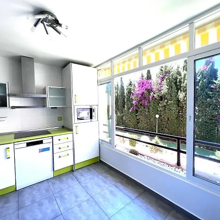 Amplio, Moderno Apartamento 3